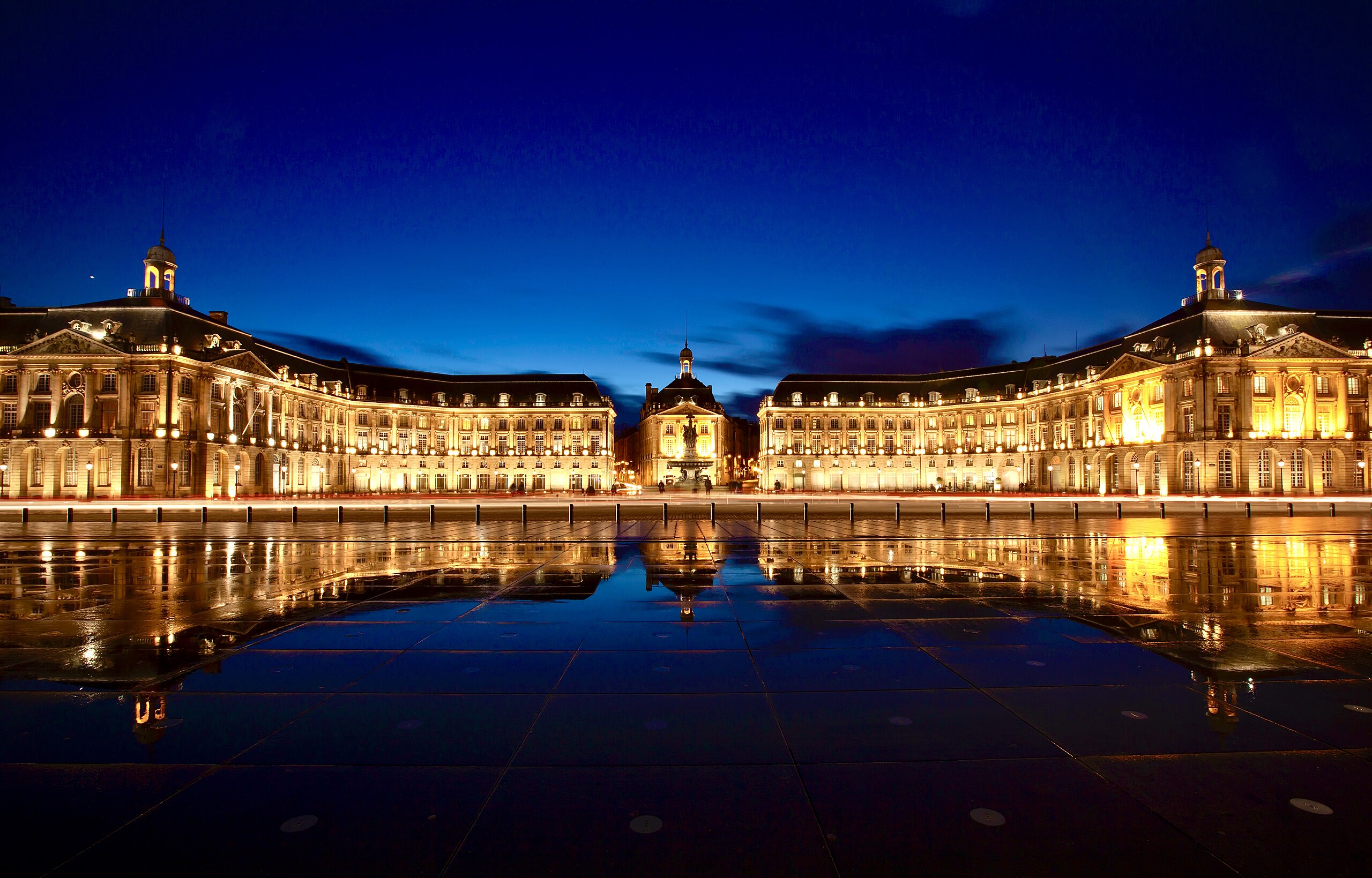 Bordeaux_Place_de_la_Bourse_de_nuit